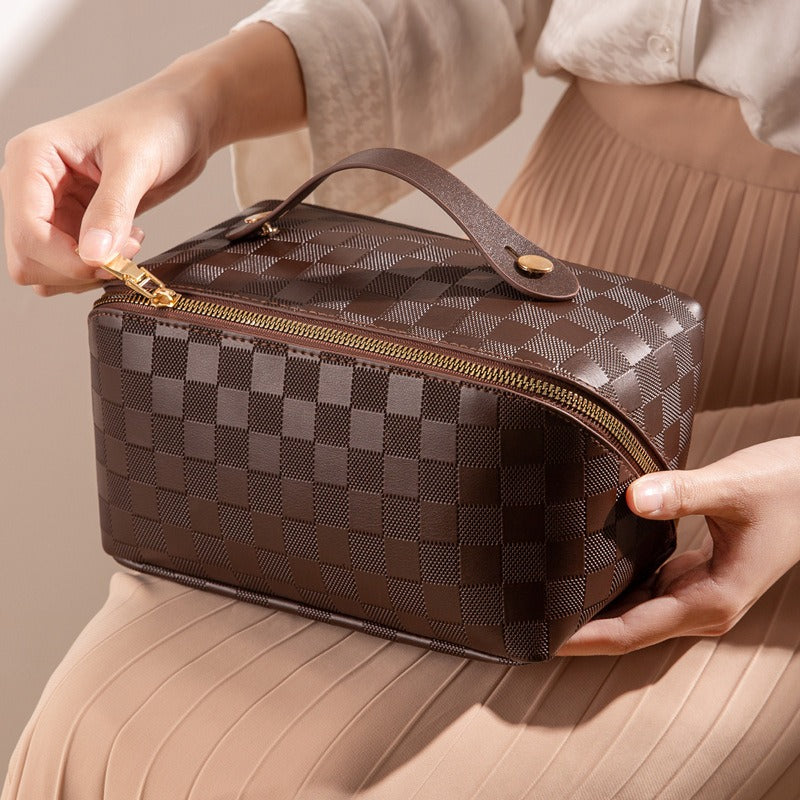 Pessoa segurando a Checkered Pillow Bag Makeup Bag Women&