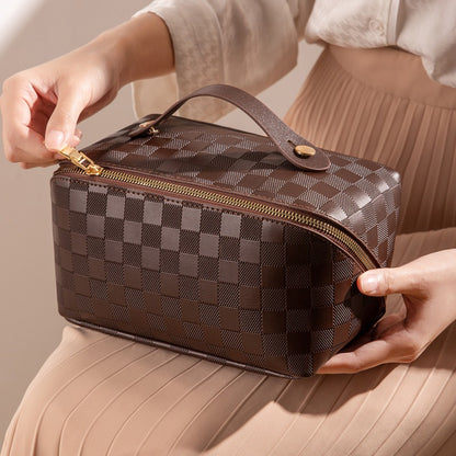 Pessoa segurando a Checkered Pillow Bag Makeup Bag Women&