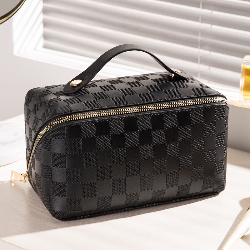 Bolsa de maquiagem preta com padrão xadrez, alça superior e fecho dourado, ideal para armazenamento portátil, intitulada Checkered Pillow Bag Makeup Bag Women&