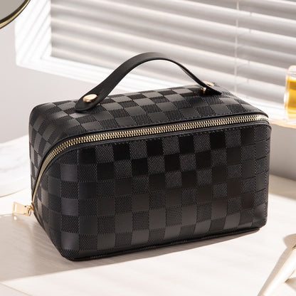 Bolsa de maquiagem preta com padrão xadrez, alça superior e fecho dourado, ideal para armazenamento portátil, intitulada Checkered Pillow Bag Makeup Bag Women&