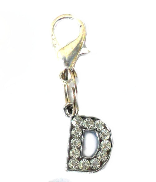 Pingente em forma da letra D decorado com cristais brilhantes prateados, parte da coleção A-Z Crystal Letter Pet Charms, ideal para complementar suplementos premium naturais para energia, vitalidade e saúde cognitiva.