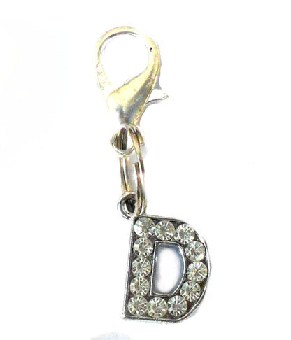 Pingente em forma da letra D decorado com cristais brilhantes prateados, parte da coleção A-Z Crystal Letter Pet Charms, ideal para complementar suplementos premium naturais para energia, vitalidade e saúde cognitiva.