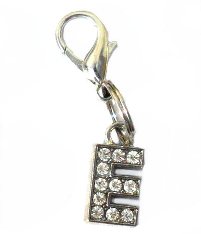 Pingente em forma de letra E com cristais brilhantes, parte da coleção A-Z Crystal Letter Pet Charms, ideal para quem valoriza suplementos premium naturais para energia, vitalidade e saúde cognitiva.