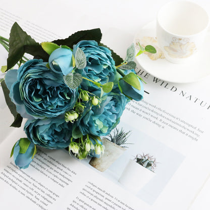 Arranjo de 5 Small Peonies Korean Small Bouquets 5 Philips Rose Simulation Flowers Household Wedding Rose Bouquets em tom azul, com folhas verdes, sobre revista e xícara branca, associado a suplementos premium naturais para energia, vitalidade e saúde cognitiva.