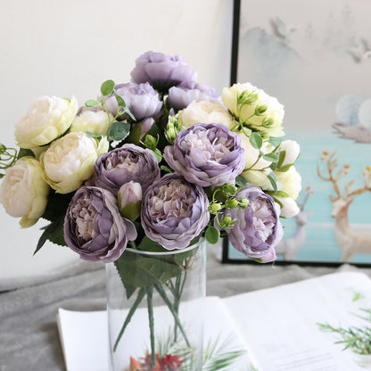 Arranjo floral com 5 Small Peonies Korean Small Bouquets 5 Philips Rose Simulation Flowers Household Wedding Rose Bouquets em tons violetas e creme, perfeito para decoração elegante e natural.