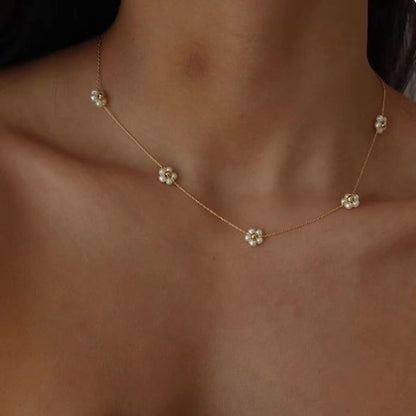 Colar delicado com 5 flower necklaces pearl collarbone chains, pérolas elegantes em correntes douradas, ideal para realçar a beleza natural com estilo sutil.