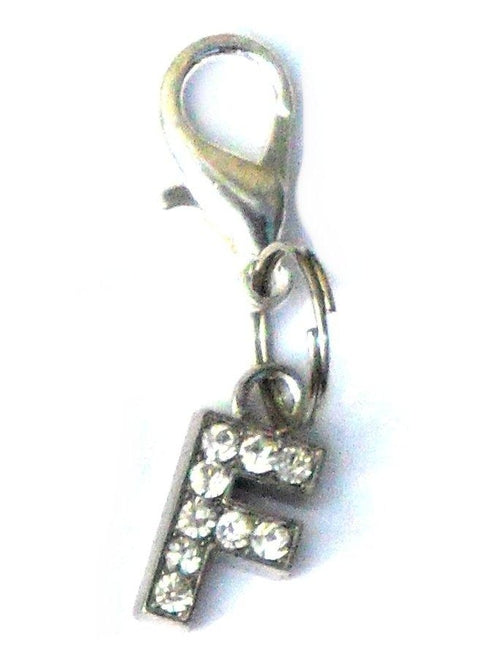 Pingente em forma da letra F com cristais brilhantes, parte da coleção A-Z Crystal Letter Pet Charms, ideal para adicionar elegância a acessórios de suplementos premium naturais para energia, vitalidade e saúde cognitiva desenvolvidos para o mercado português.