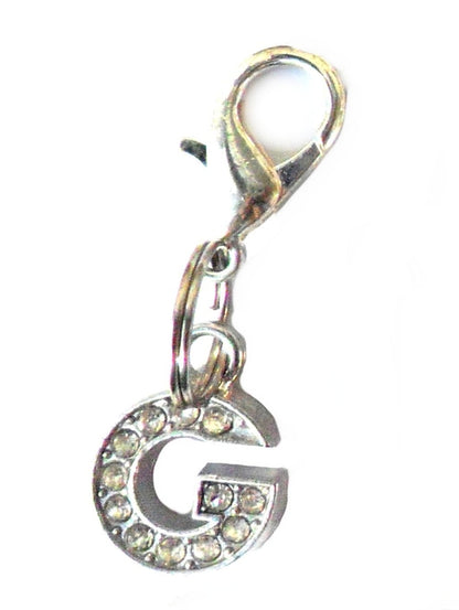 Pingente prateado em forma da letra G com cristais brilhantes, parte da coleção A-Z Crystal Letter Pet Charms, suplementos premium naturais para energia, vitalidade e saúde cognitiva.