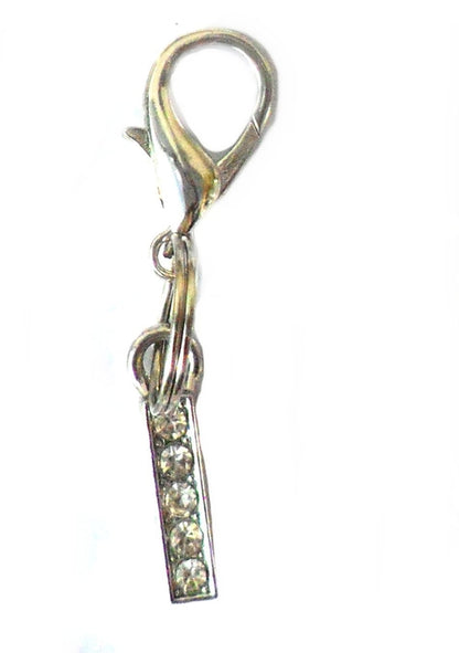 Pingente de letra com cristais brilhantes em metal prateado, parte da coleção A-Z Crystal Letter Pet Charms, associando elegância a suplementos premium naturais para energia e vitalidade.
