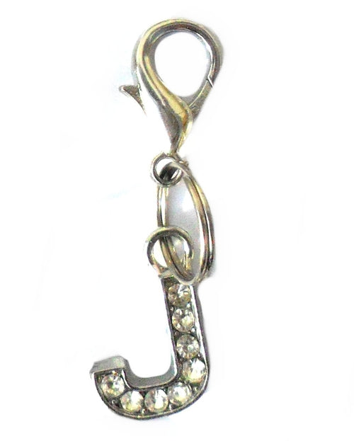 Charm em forma da letra J com cristais brilhantes, parte da coleção A-Z Crystal Letter Pet Charms, ideal para personalizar acessórios com estilo e elegância.