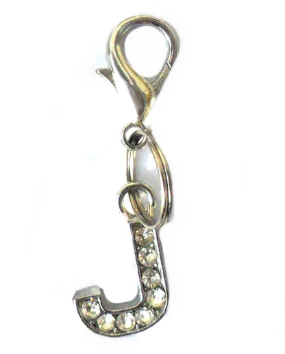 Charm em forma da letra J com cristais brilhantes, parte da coleção A-Z Crystal Letter Pet Charms, ideal para personalizar acessórios com estilo e elegância.
