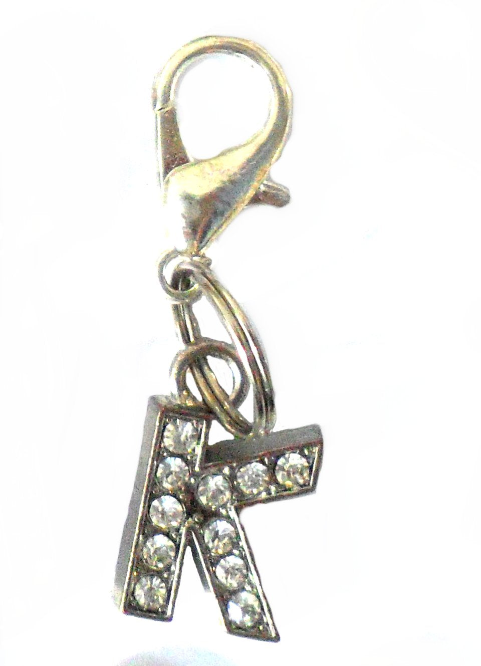 Pingente em forma de letra K com cristais brilhantes, parte da coleção A-Z Crystal Letter Pet Charms, ideal para personalizar acessórios com estilo e elegância.