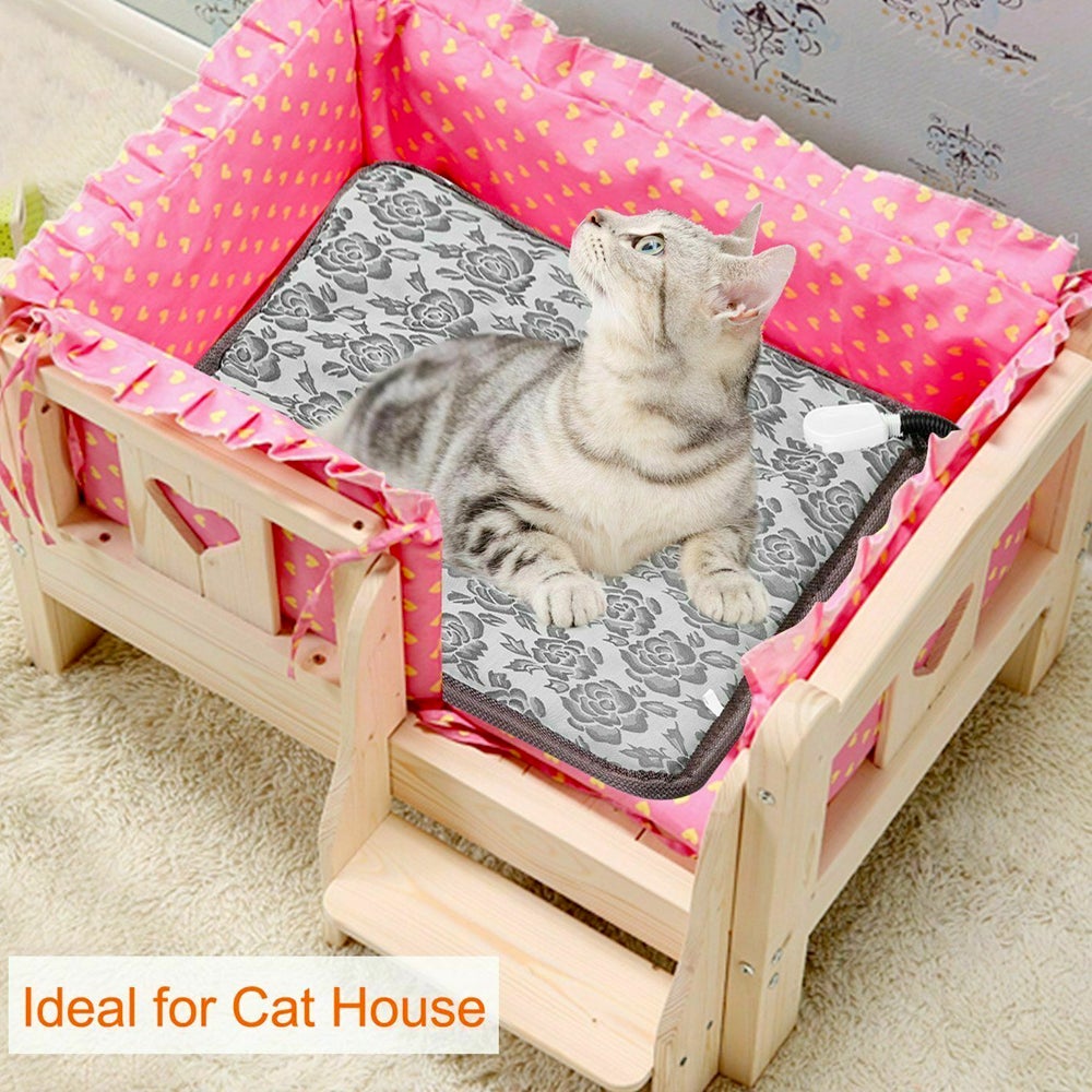 Gato cinza deitado em cama de madeira com acolchoado rosa decorado, sobre "Thermal Heating Waterproof Bed Pad for Pets with Adjustable", suplemento premium naturais para energia, vitalidade  e saúde cognitiva.