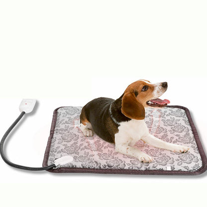 Cão sentado numa Thermal Heating Waterproof Bed Pad for Pets with Adjustable, demonstrando conforto e aquecimento, ideal para bem-estar natural e vitalidade dos animais.