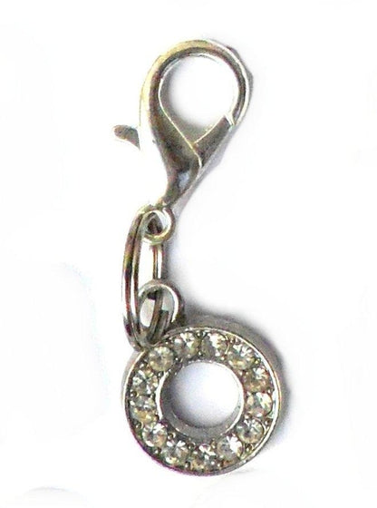 Pingente com letra O em cristal brilhante, parte da coleção A-Z Crystal Letter Pet Charms, ideal para personalizar acessórios com estilo e elegância.