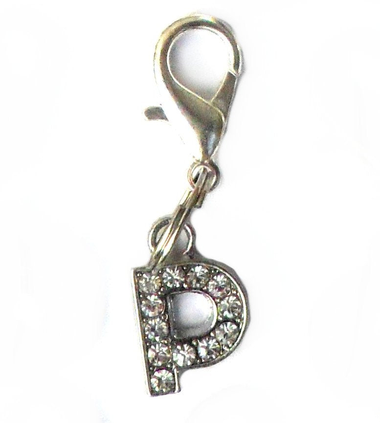 Pingente em formato de letra P com cristais brilhantes, parte da coleção A-Z Crystal Letter Pet Charms, ideal para personalizar acessórios com estilo e sofisticação.