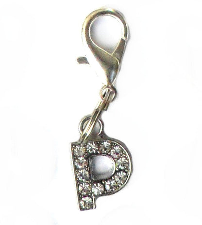 Pingente em formato de letra P com cristais brilhantes, parte da coleção A-Z Crystal Letter Pet Charms, ideal para personalizar acessórios com estilo e sofisticação.
