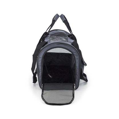 566 Jet Carrier - Pet Carrier em tom neutro, com aberturas em tecido respirável e alças ajustáveis, ideal para transportar animais com segurança e conforto, refletindo bem-estar natural.