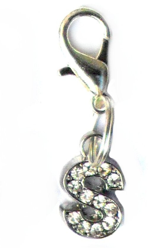 Pingente prateado em forma de letra S decorado com cristais brilhantes, parte da coleção A-Z Crystal Letter Pet Charms, suplementos premium naturais para energia e vitalidade.