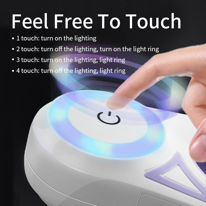 Imagem de uma mão a tocar um botão iluminado de um Automatic Retractable Lighting Dog Leash, destacando o sistema de controlo por toque para ativar e desativar a iluminação, suplementos premium naturais para energia, vitalidade e saúde cognitiva.