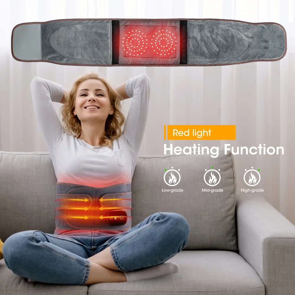 Mulher relaxando no sofá usando o Heat Therapy Lumbar Brace Support Massager Waist Massager Back Belt com função de aquecimento vermelho para alívio e conforto na região lombar, promovendo bem-estar natural.
