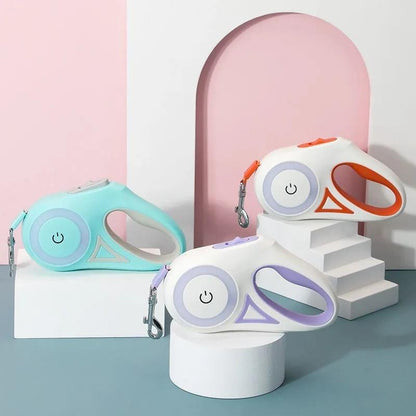 Três Automatic Retractable Lighting Dog Leash em cores pastel, apresentando design ergonómico e moderno, ideais para passeios seguros e com iluminação integrada.
