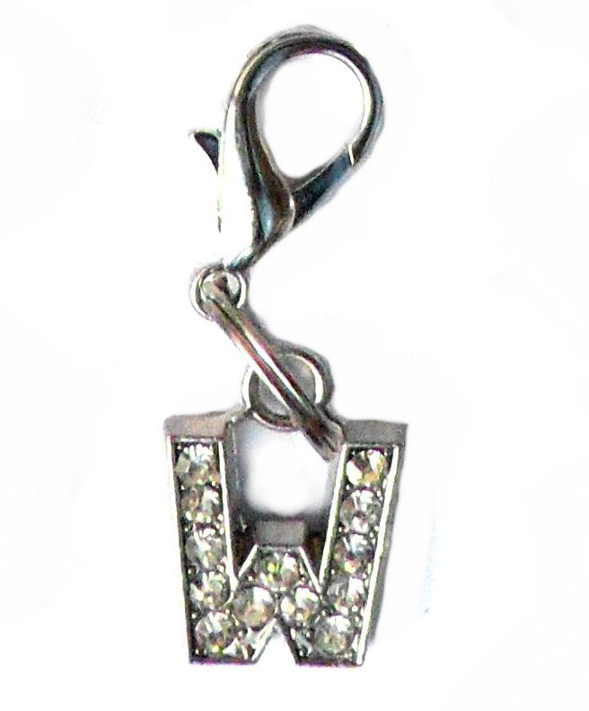 Pingente em forma da letra W com cristais brilhantes, parte da coleção A-Z Crystal Letter Pet Charms, apresentando design elegante e delicado para complementar acessórios premium naturais para energia, vitalidade e saúde cognitiva.