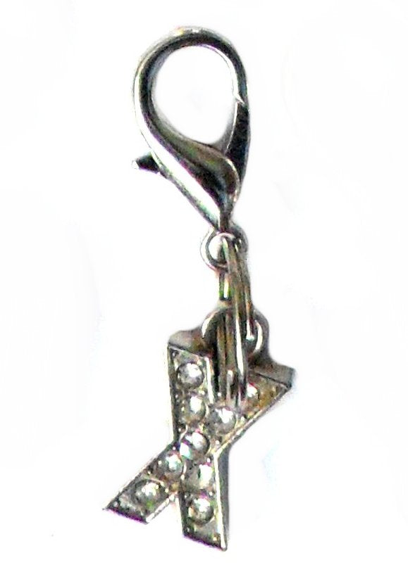 Pingente prateado em formato de letra X com cristais brilhantes, parte da coleção A-Z Crystal Letter Pet Charms, ideal para complementar acessórios com estilo único.