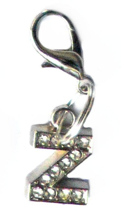 Pingente com letra Z cravejado de cristais, parte da coleção A-Z Crystal Letter Pet Charms, ideal para destacar estilo com um toque de elegância e vitalidade.