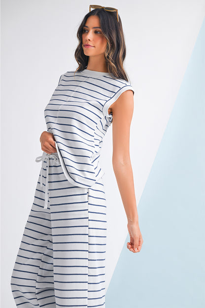 Mulher elegante vestindo o conjunto Sail Blue Casual Striped Tee and Wide Leg Pants Set, com listras azuis e brancas, ideal para um estilo casual e confortável, destacando suplementos premium naturais para energia, vitalidade e saúde cognitiva desenvolvidos para o mercado português.