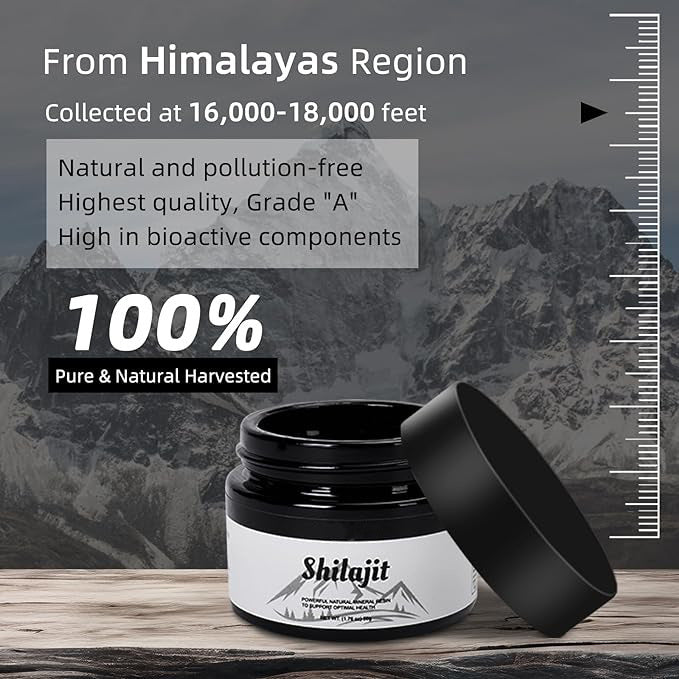 Frasco aberto de Pure Himalayan Organic Shilajit Resin sobre mesa de madeira com montanhas dos Himalaias ao fundo, suplemento premium natural para energia, vitalidade e saúde cognitiva.