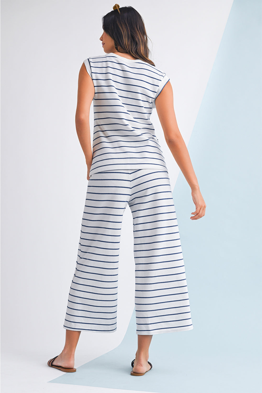 Mulher de costas vestindo o Sail Blue Casual Striped Tee and Wide Leg Pants Set, conjunto casual listrado em azul, ideal para conforto diário e estilo descontraído.