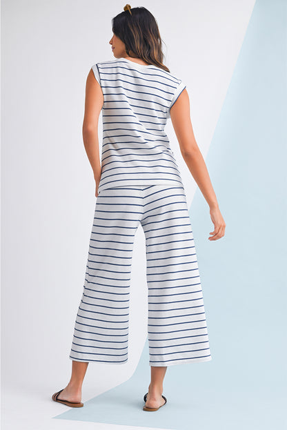 Mulher de costas vestindo o Sail Blue Casual Striped Tee and Wide Leg Pants Set, conjunto casual listrado em azul, ideal para conforto diário e estilo descontraído.