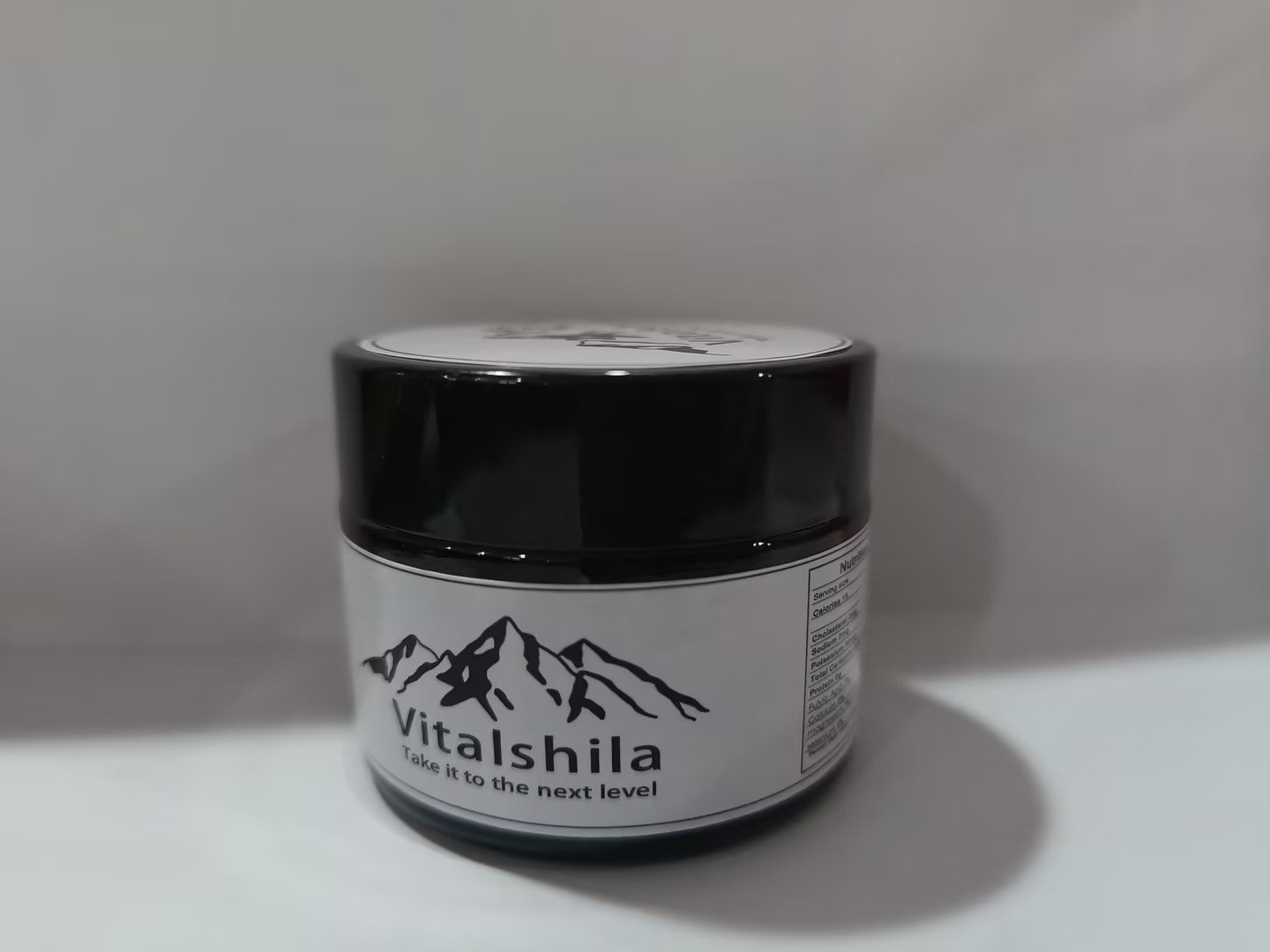 Pote de Pure Himalayan Shilajit SoftResin, suplemento premium natural para energia, vitalidade e saúde cognitiva, ideal para o mercado português, apresentado em embalagem preta e branca.