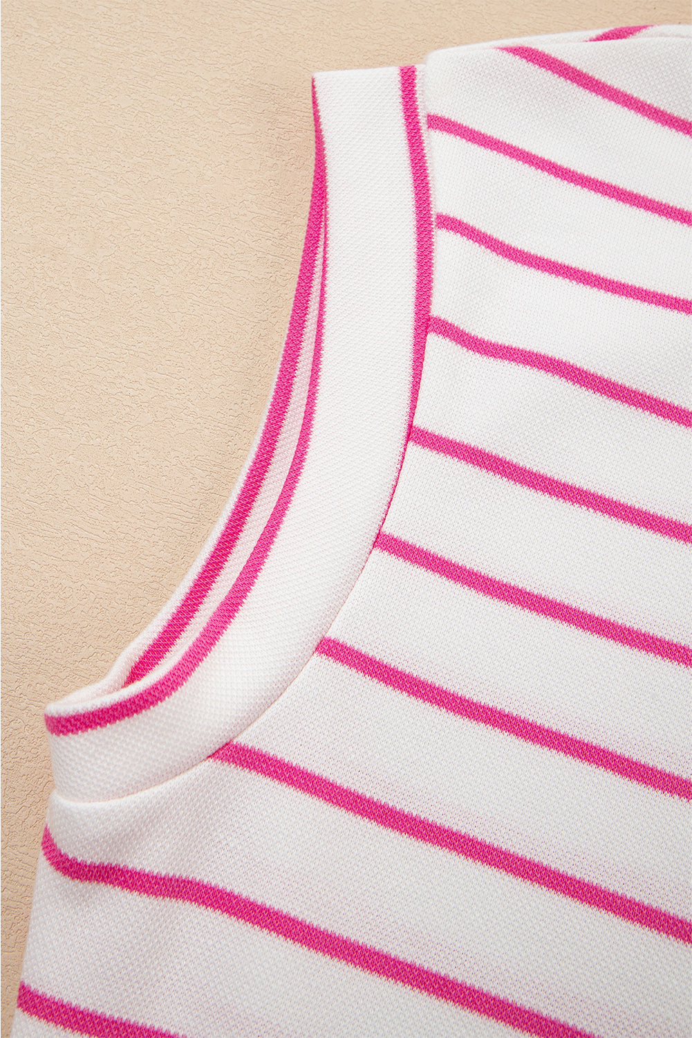 Detalhe do tecido listrado rosa e branco do conjunto Sail Blue Casual Striped Tee and Wide Leg Pants Set, símbolo de estilo casual e conforto, associados a suplementos premium naturais para energia, vitalidade e saúde cognitiva.