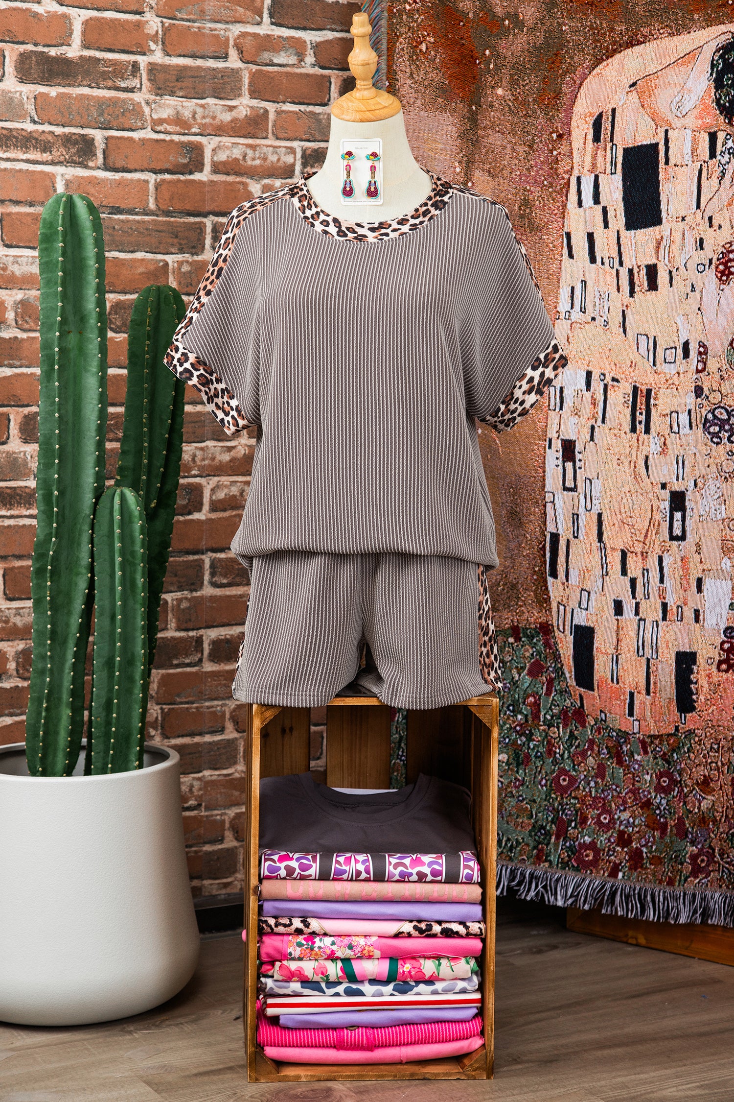 Conjunto Light Grey Leopard Trim Twist Ribbed Short Set exposto em manequim, em ambiente acolhedor com plantas e acessórios, promovendo suplementos premium naturais para energia, vitalidade e saúde cognitiva.