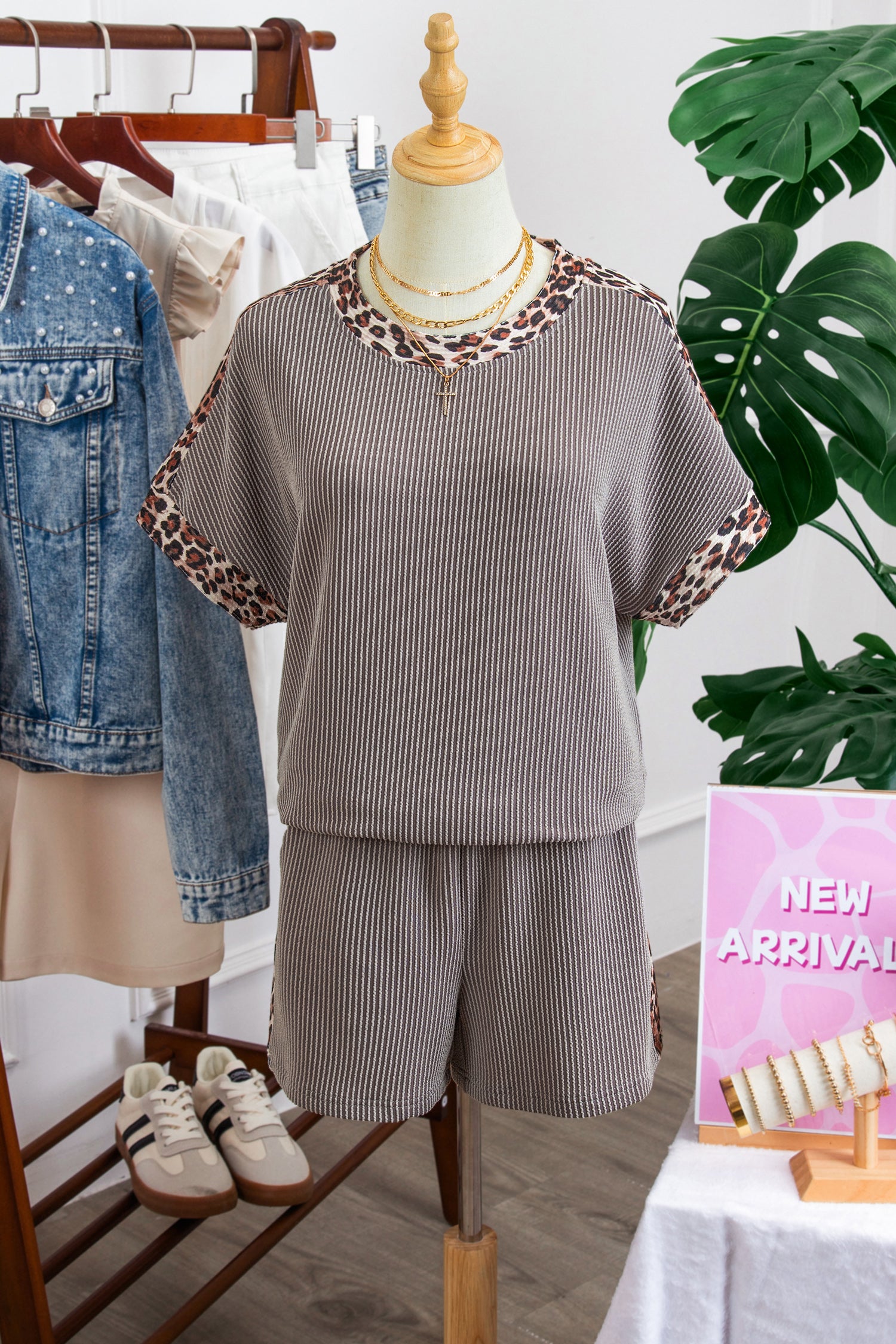 Light Grey Leopard Trim Twist Ribbed Short Set exposto em manequim, conjunto cinza claro com detalhes em padrão leopardo, ideal para um estilo casual e confortável, suplementos premium naturais para energia, vitalidade e saúde cognitiva, desenvolvidos para o mercado português.