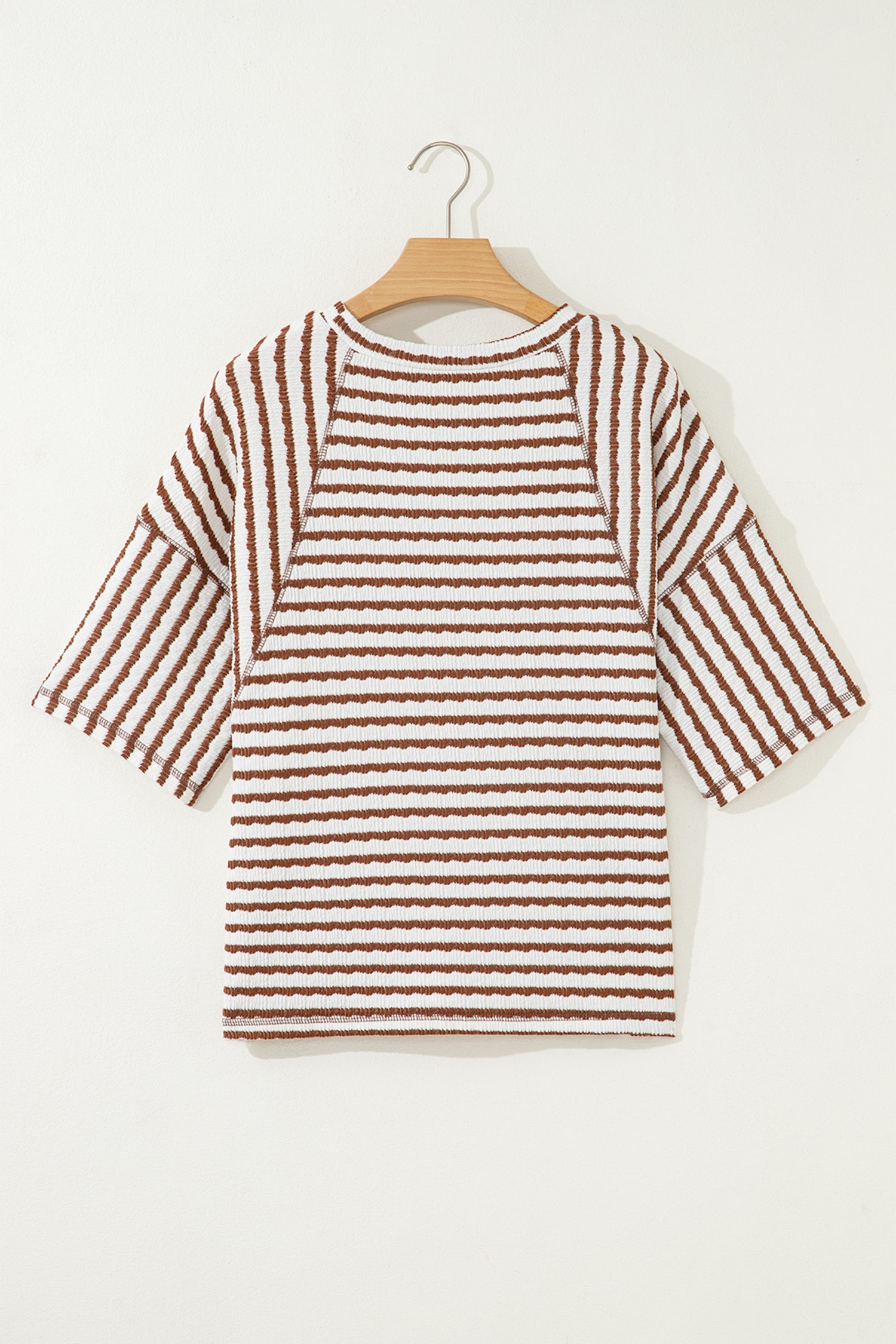 Apricot Stripe Textured Knit Split Hem Half Sleeve Loose Top em malha texturizada listrada em tons de branco e castanho, com mangas meio compridas e corte solto, ideal para um look casual confortável, suplementos premium naturais para energia, vitalidade  e saúde cognitiva, desenvolvidos para o mercado português.