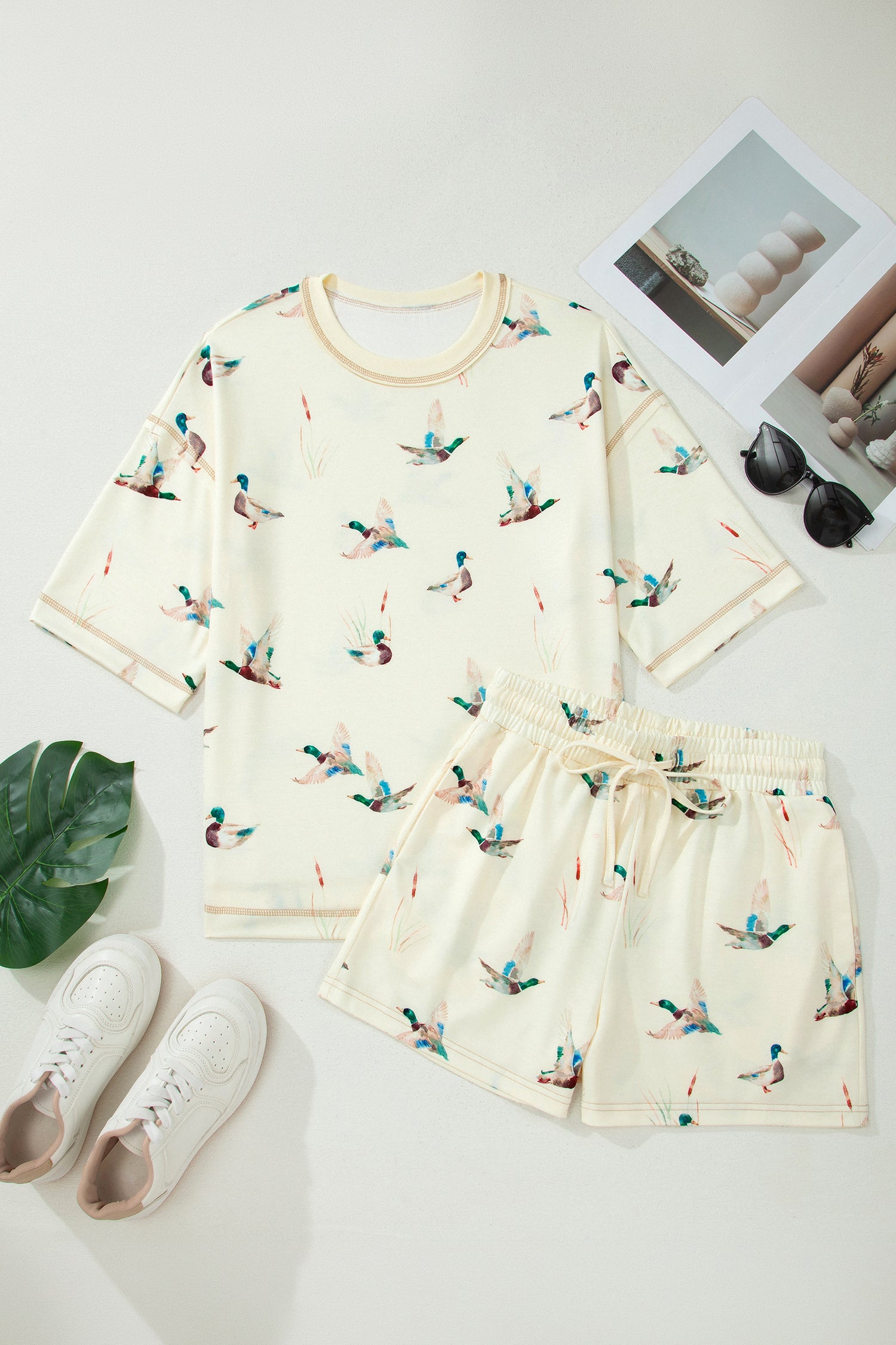 Conjunto Beige Mallard Duck Print Oversized Tee Drawstring Short Set em algodão bege com estampa de pato mallard, ideal para conforto casual e estilo descontraído.