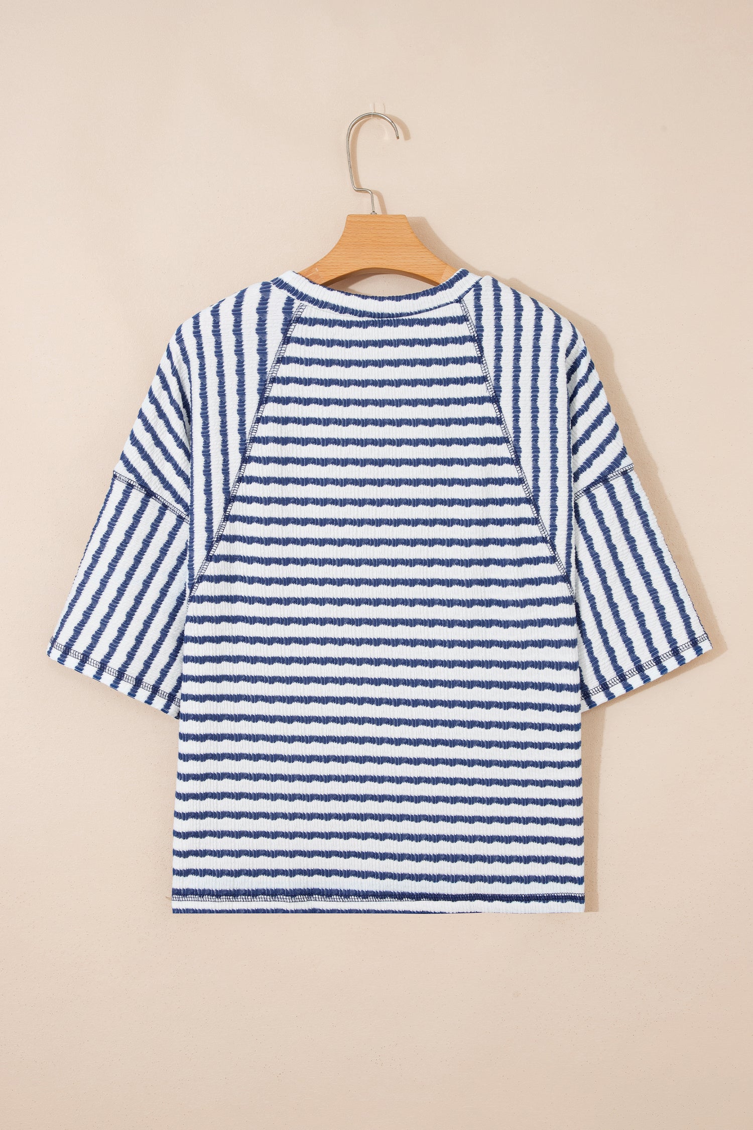 Top largo Apricot Stripe Textured Knit Split Hem Half Sleeve Loose Top com meia manga, padrão de riscas azuis e textura em malha, ideal para combinar com suplementos premium naturais para energia, vitalidade e saúde cognitiva.