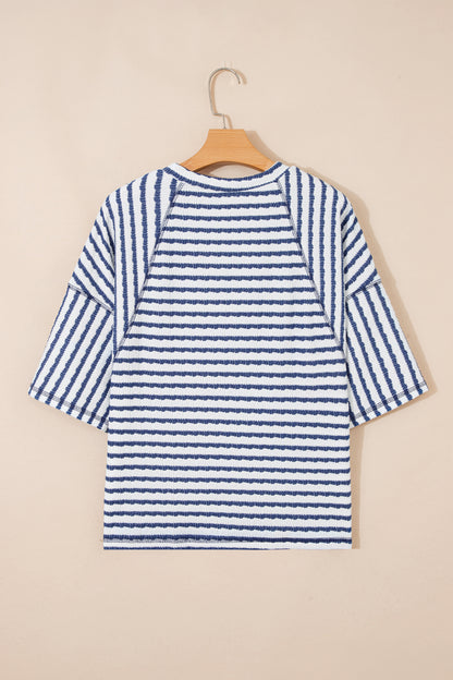 Top largo Apricot Stripe Textured Knit Split Hem Half Sleeve Loose Top com meia manga, padrão de riscas azuis e textura em malha, ideal para combinar com suplementos premium naturais para energia, vitalidade e saúde cognitiva.