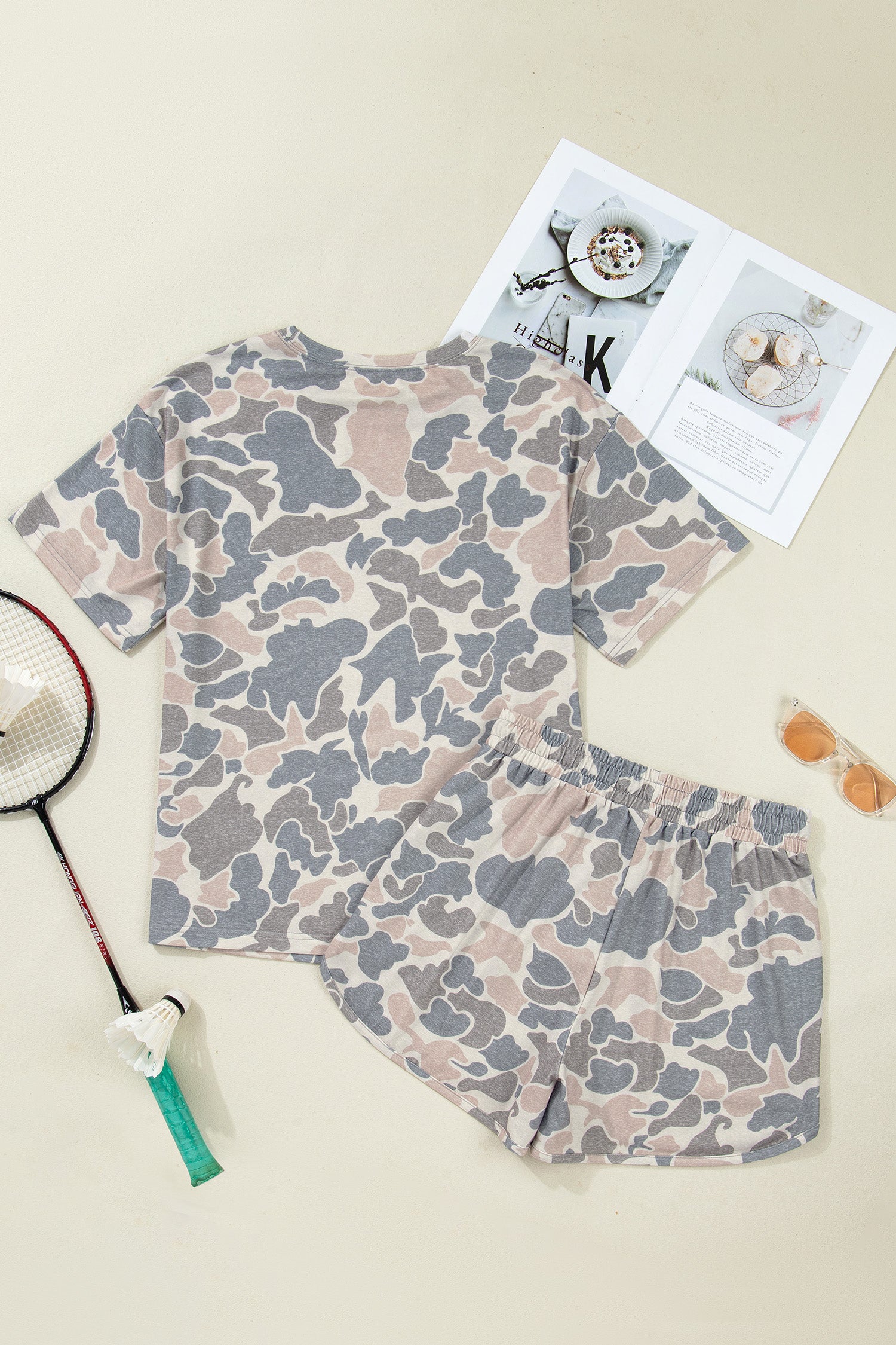 Conjunto Multicolour Camouflage Loose Tee Drawstring Shorts 2pcs Outfit com padrão camuflado em tons neutros, ideal para conforto e estilo descontraído, perfeito para suplementos premium naturais para energia, vitalidade e saúde cognitiva.