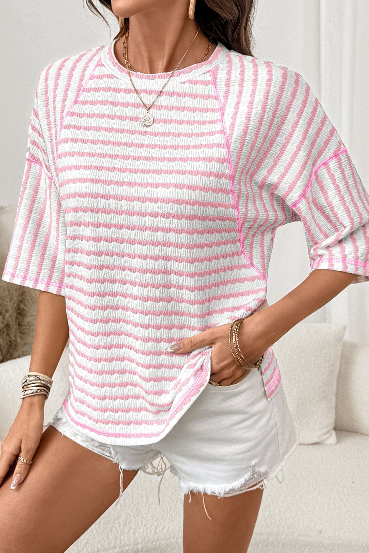 Mulher vestindo Apricot Stripe Textured Knit Split Hem Half Sleeve Loose Top em tons claros com listras texturizadas, combinando com acessórios delicados, estilo casual e confortável, suplementos premium naturais para energia, vitalidade e saúde cognitiva, desenvolvidos para o mercado português.