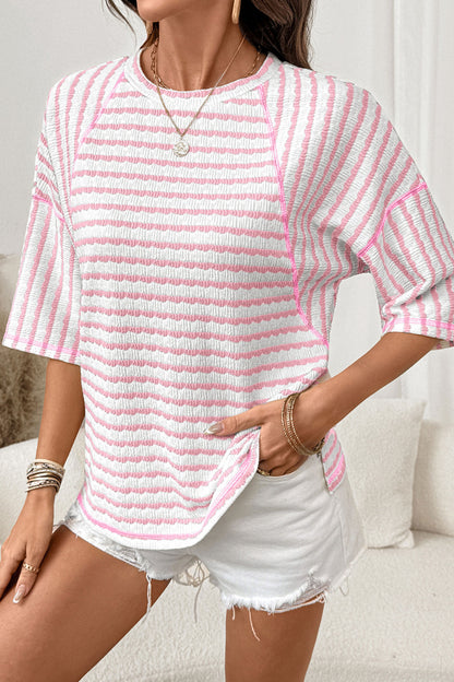 Mulher vestindo Apricot Stripe Textured Knit Split Hem Half Sleeve Loose Top em tons claros com listras texturizadas, combinando com acessórios delicados, estilo casual e confortável, suplementos premium naturais para energia, vitalidade e saúde cognitiva, desenvolvidos para o mercado português.