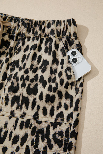 Detalhe do bolso com smartphone dentro de Brown Retro Leopard Print Lace-up Elastic Waistband Mid Rise Denim Shorts em padrão de leopardo retro, ideal para um estilo casual e moderno.