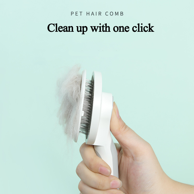 Pessoa segurando o UFO Pet Massage Comb Cats Dog Grooming Combs Brush branco com pelos agarrados, demonstrando limpeza fácil com um clique, ideal para grooming de animais.