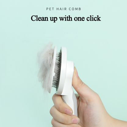 Pessoa segurando o UFO Pet Massage Comb Cats Dog Grooming Combs Brush branco com pelos agarrados, demonstrando limpeza fácil com um clique, ideal para grooming de animais.