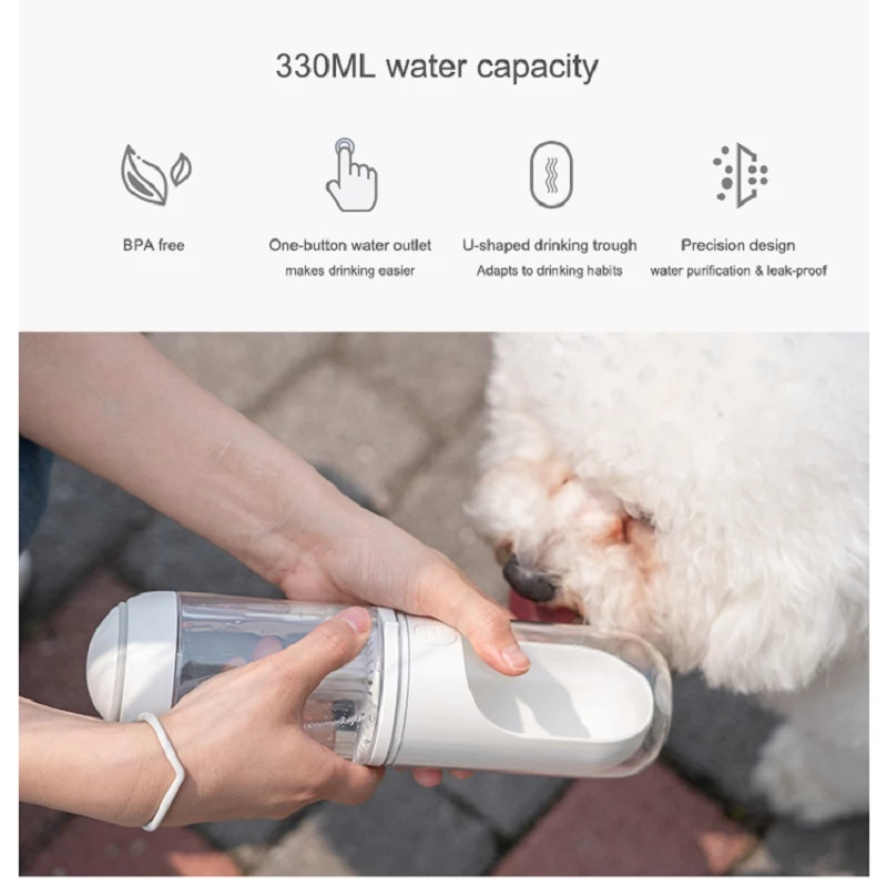 Pessoa a encher o bebedouro portátil para cães e gatos ao ar livre, destacando o design preciso, capacidade de 330ml e facilidade de uso do Outdoor Travel Pet Water Dispenser Pet Dog Cat Water Bottle, ideal para suplementos premium naturais para energia, vitalidade e saúde cognitiva.