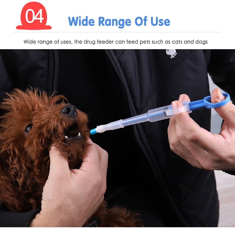 Pessoa a administrar medicamento para animais com Medicine Syringe Tablet Pill Gun Piller Pet Dispenser Medicine, ideal para suplementos premium naturais para energia, vitalidade e saúde cognitiva.