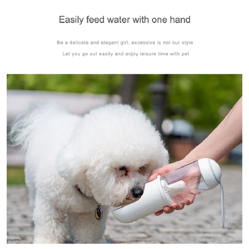 Cão branco a beber água de Outdoor Travel Pet Water Dispenser Pet Dog Cat Water Bottle numa garrafa portátil prática para uso ao ar livre, ideal para manter pets hidratados.